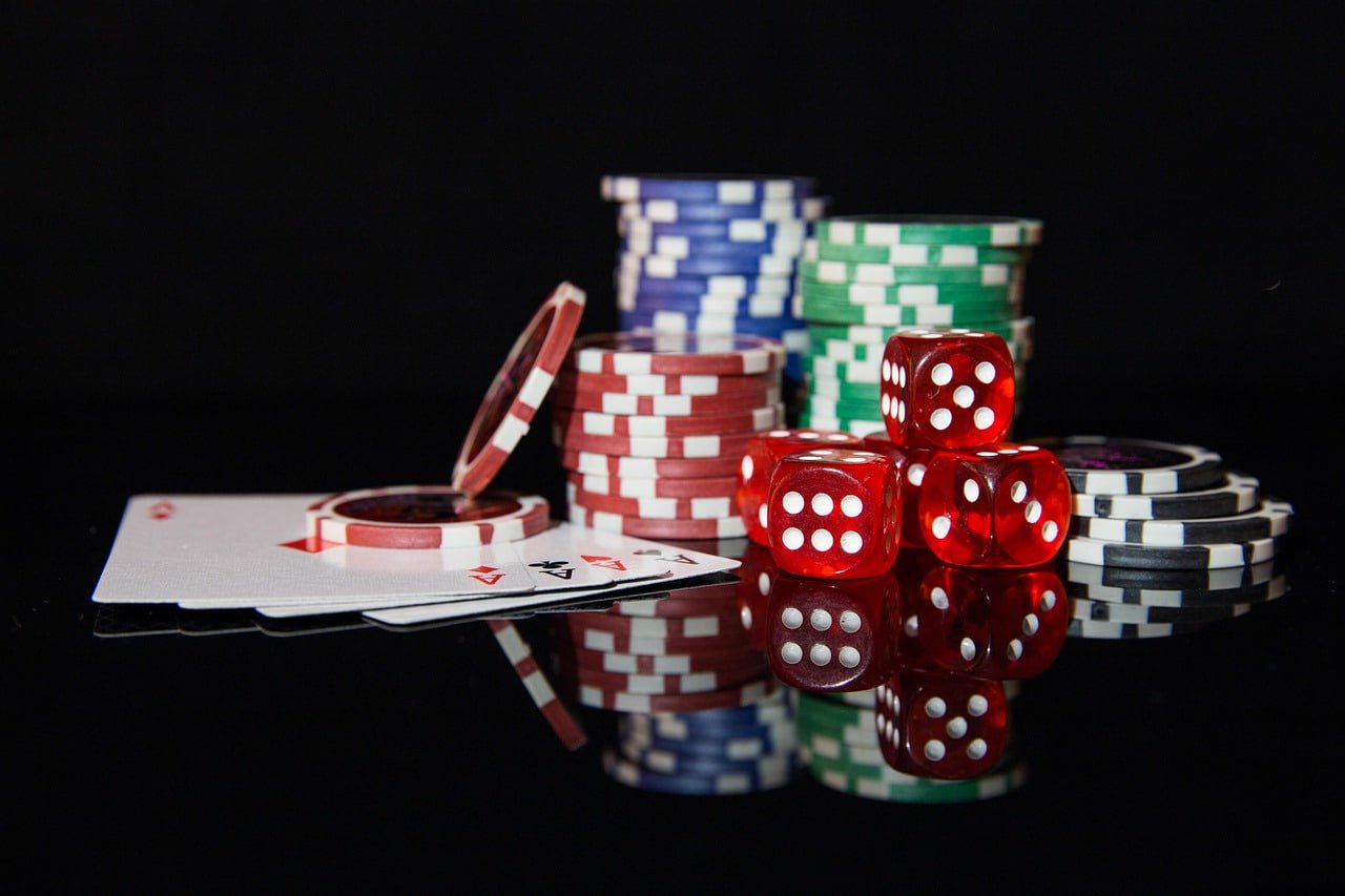 Pengguna membaca ketentuan bonus di ponsel